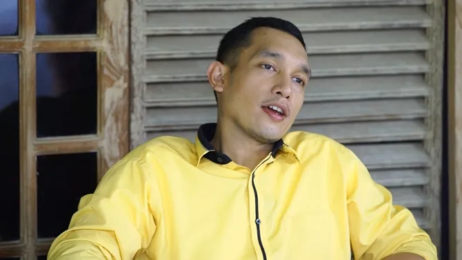Reno menghampiri Sania, dan mereka berdua lalu mengobrol. Sania menceritakan kehancuran hatinya.