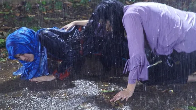 Mutiara dan Berlian lalu turun, sementara mobil itu melanjutkan lajunya.