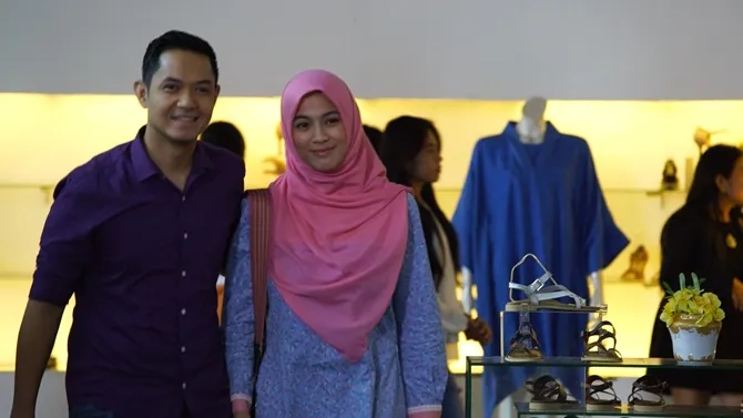 Ilham mengajak Mutiara keluar, makan di cafe.