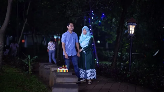 Saat sedang berjalan-jalan, Ilham dan Mutiara membeli kue tart.