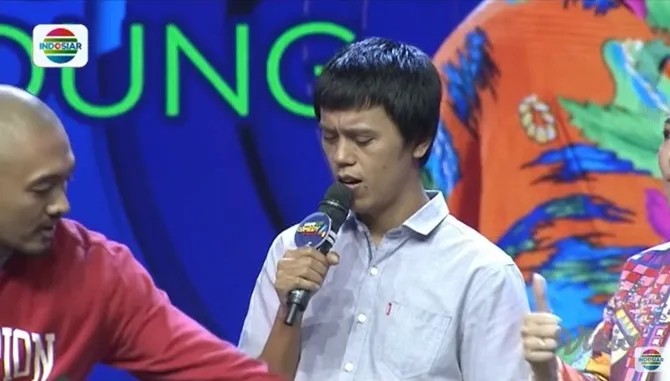 Lelaki yang nggak banyak omong ini, bawakan materi tentang dirinya yang sudah punya anak istri.