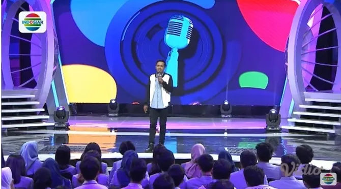 Penampilannya malam itu masih nggak jauh dari kehidupannya sebagai kuli bangunan.