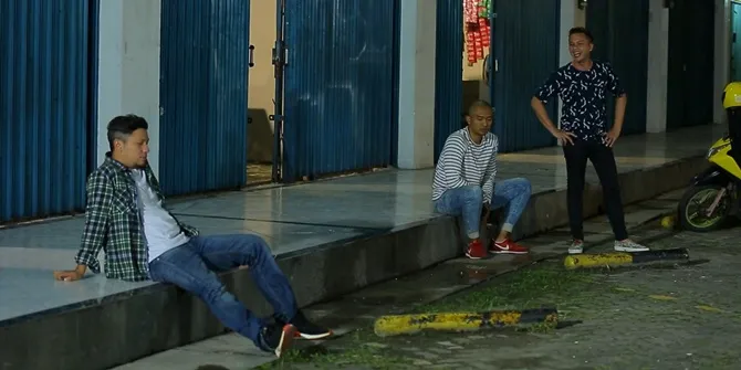 Gading, Uus, dan Andhika pusing memikirkan uang Masjid yang belum dibayar. Terlebih segala masalah yang melanda mereka tak kunjung usai.