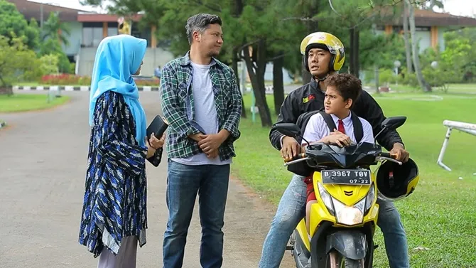 Uus dan Gading ditagih janjiannya untuk berikan diskon baju anak-anak dan sate gratis oleh Nurul.