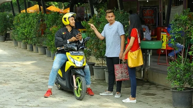 Uus ngecengin Andika dan Cindy. Padahal Andika hampir saja mengutarakan perasaannya pada Cindy.