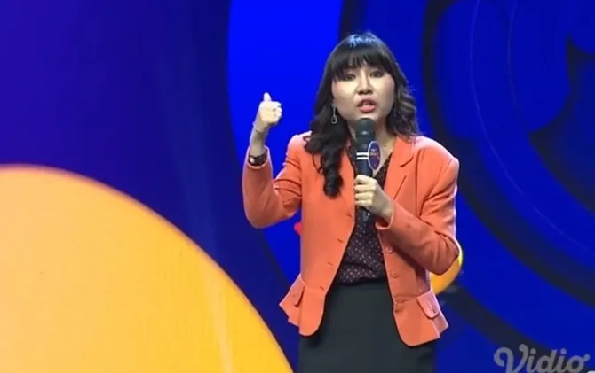Eel memulai setnya dengan pengakuan bahwa ia sedang hamil 2 minggu.