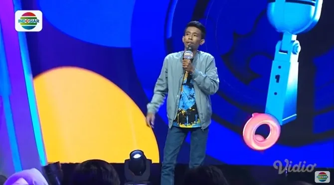 Komika asal Medan ini begitu kocak dan mengalir bawakan jokesnya.