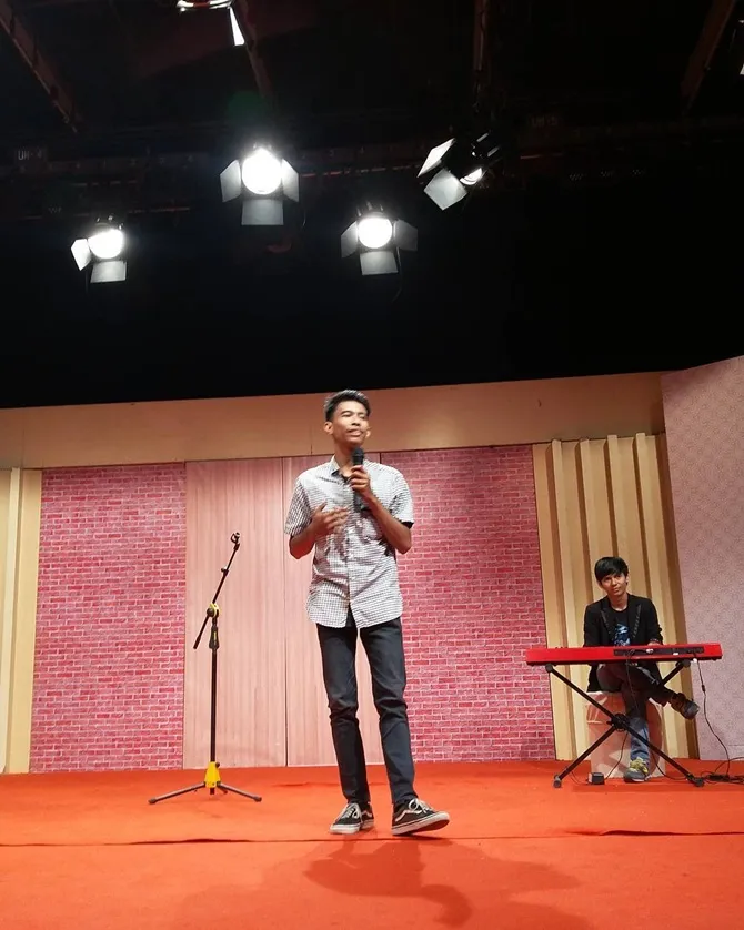 a sendiri nggak memungkiri adanya keinginan untuk menjajal dunia akting, namun lagi-lagi ia bertekad untuk utamakan stand up. (Credit: Instagram/ezraprima)