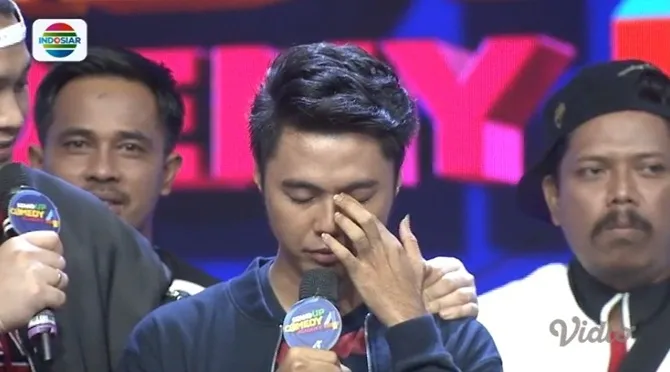Fahri harus gantung mic malam itu.