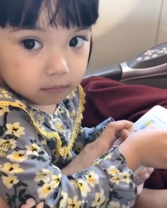 Gempi memang dikenal atraktif. Nggak cuma nyanyi, bocah kelahiran 2015 ini juga senang menari.