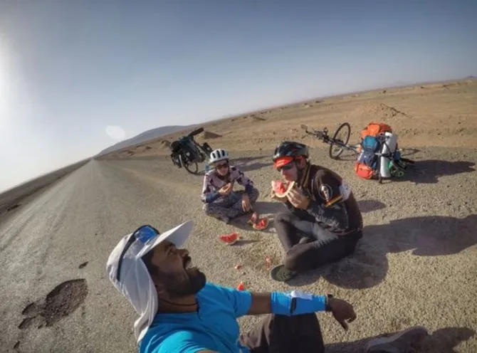 Clifin Francis memutuskan untuk pergi ke Rusia dengan mengendarai sepedanya.