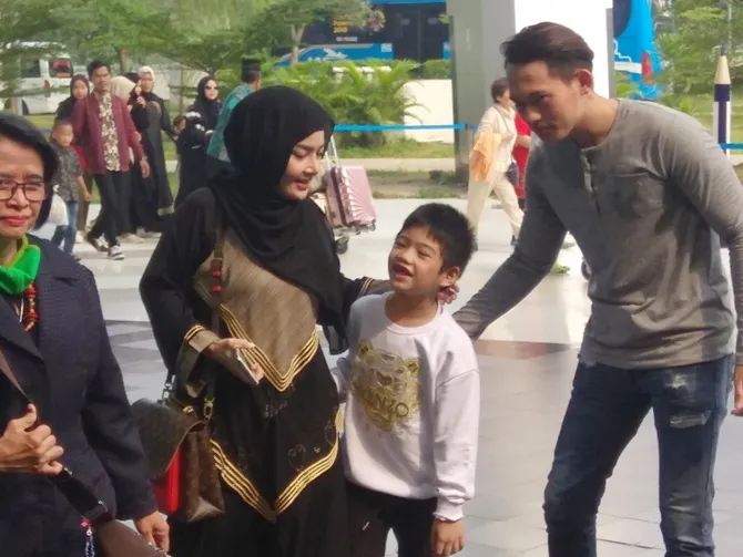 Mengenakan kaftan hitam, Irma tampak senang kedatangannya disambut orang-orang yang dicintainya (Credit: armawangsa © KapanLagi.com/Dadan Deva).