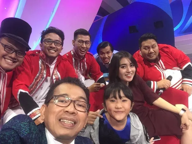 Isman bersama para mentor dan Juri Stand Up Comedy Academy.