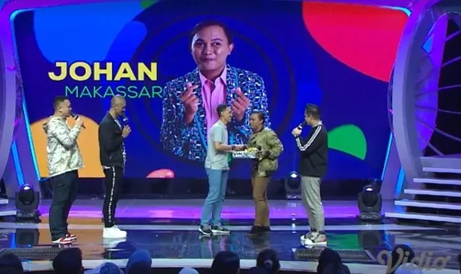Kehadiran Enggal juga bikin Johan jadi bahan ledekan para host.