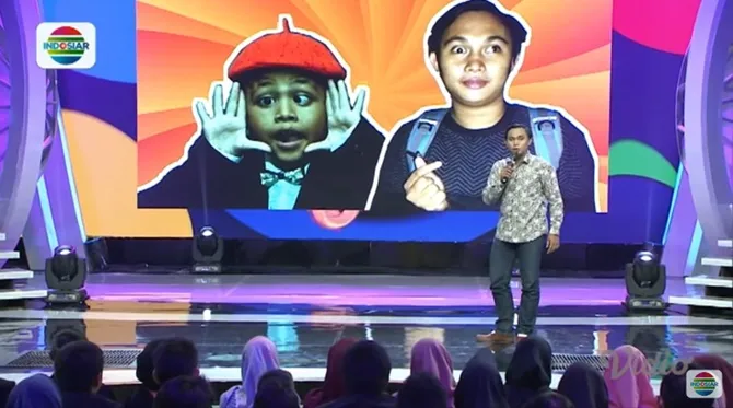 Johan melengkapi setnya dengan foto perbandingan dirinya dengan komedian Wakwau.