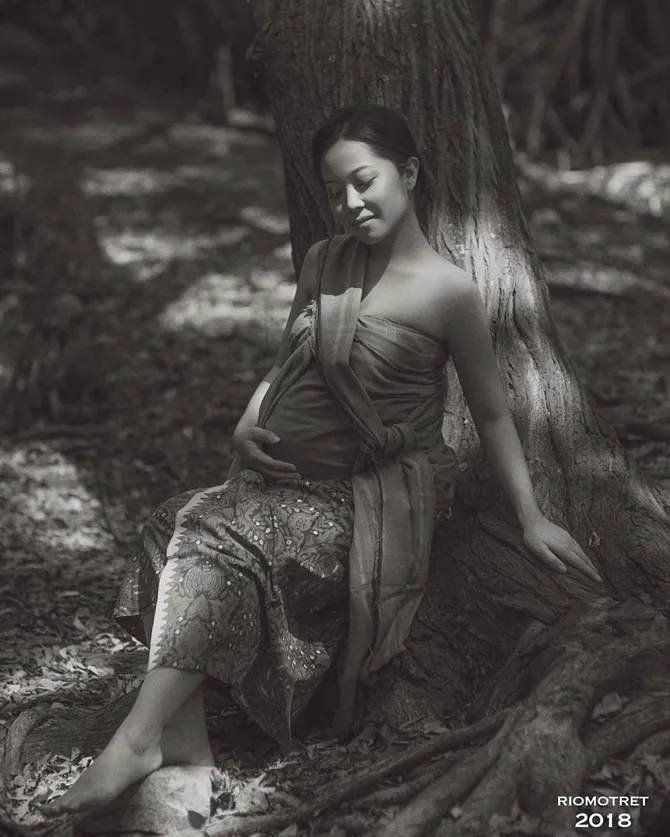 Bergaya Ala Gadis Desa, Karina Salim Lakukan Maternity Shoot (Credit: Instagram).