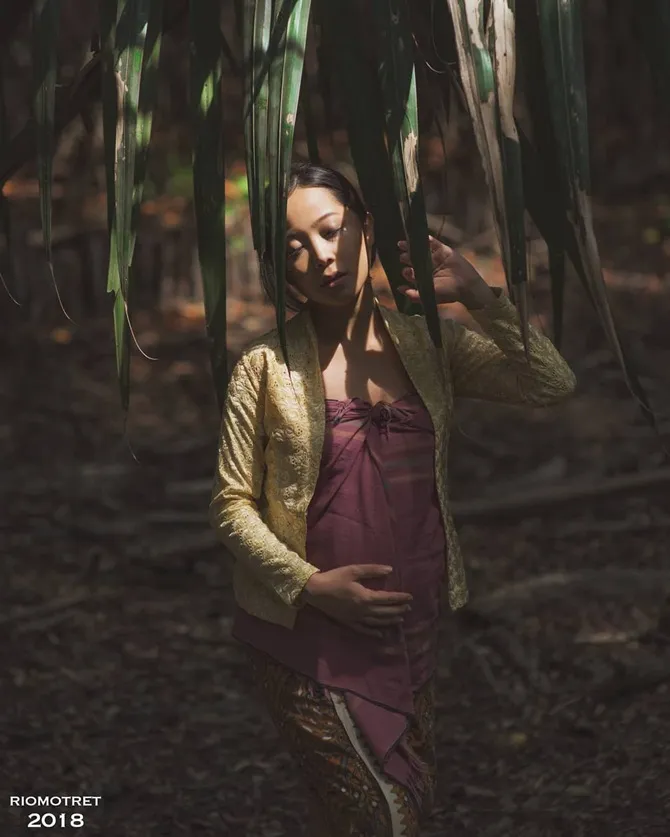 Bergaya Ala Gadis Desa, Karina Salim Lakukan Maternity Shoot (Credit: Instagram).