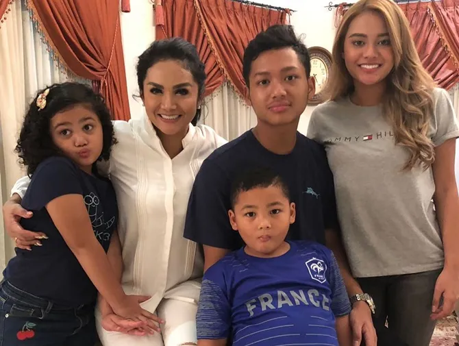 Kumpul Bersama Aurel dan Azriel, Begini Kebahagiaan Krisdayanti (Credit: Instagram).