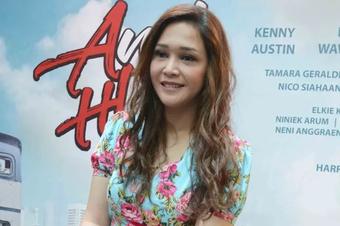 Demi sungkem dan bertemu dengan keluarga, ia memilih untuk memboyong orang tuanya ke Jakarta.