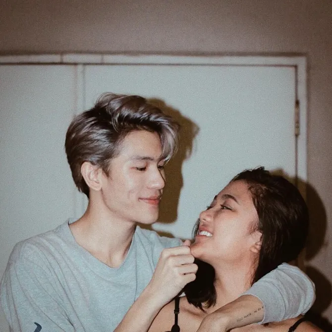 Marion kedapatan unggah sebuah foto berdua bareng Julian di akun instagram pribadinya (Julian dan Marion © instagram.com/lalamarionmj).