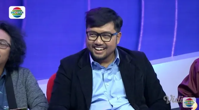 Awwe nggak berhenti tersipu di kursinya melihat penampilan Mega.