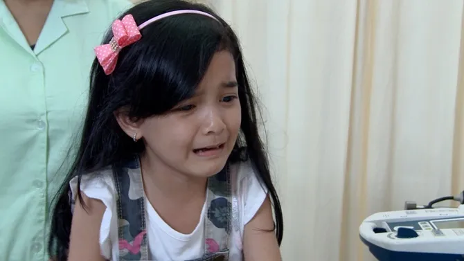 Kiara, putri Aris dan Afifah, tak kuasa menahan tangis melihat kondisi ayahnya.