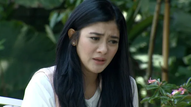 Afifah mendengar semua pembicaraan Aris dan Yuni di taman. Ia lantas menyadari betapa besar cinta Yuni pada Aris.