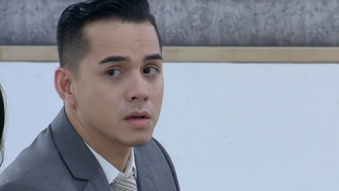 Aris yang melihat keanehan dalam perilaku Riska pada Herman, jadi curiga.