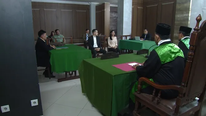 Permintaan Afifah untuk bercerai diterima oleh Aris. Mereka tak lama lagi akan resmi berpisah.