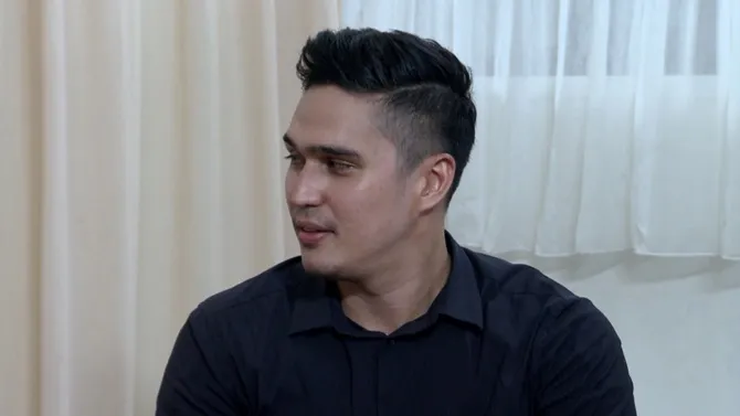 Putra sigap mendorong Yuni yang lalu terjatuh di pelukan Aris. Nasib malang bagi Putra, batu itu malah menimpanya.