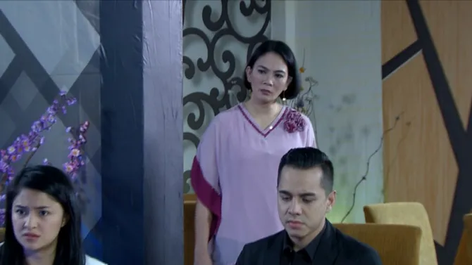 Tetiba datanglah Riris yang sedari tadi mendengar pembicaraan mereka. Riris seketika mengkonfrontasi.