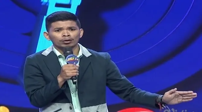 Mengawali peformanya dengan mengkritik gaya pacaran anak muda jaman sekarang, Oki sukses panen tawa.