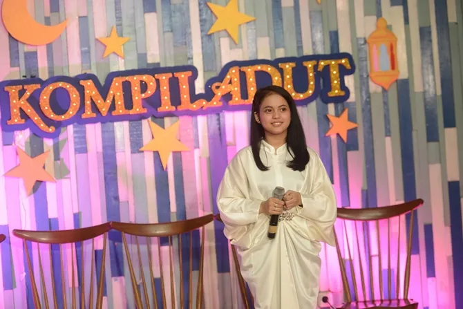 Putri menutup pertarungan dengan membawakan lagu Percuma (Putri © KapanLagi.com/Bayu Herdianto).