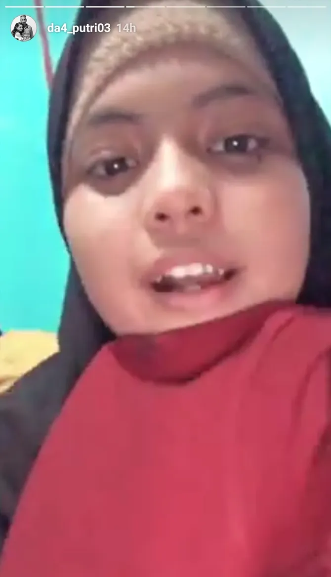 Putri tunjukkan kaos trakhir ayahnya (credit: Instagram.com/da4_putri03).