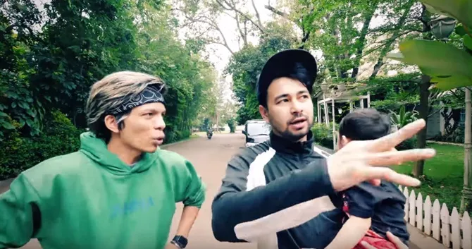 Pria kelahiran Bandung ini sulit untuk jauh dari keluarga.