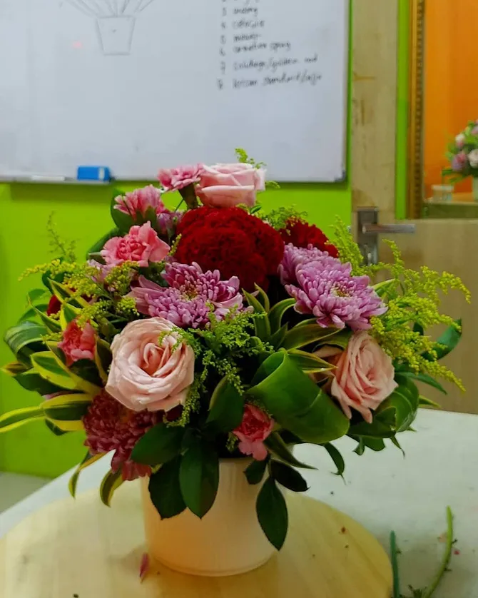 Hasil rangkaian bunga bikinan Robby nggak mengecewakan.