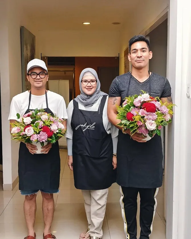 Belajar merangkai bunga langsung dari ahlinya. Robby Purba pamerkan hasil karya dari kursus di hari pertama.