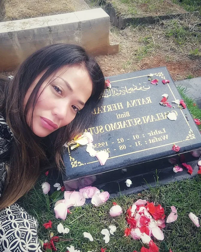 Bersambang ke makam sang ibu disempatkan Shanty sebelum kembali ke Hongkong.