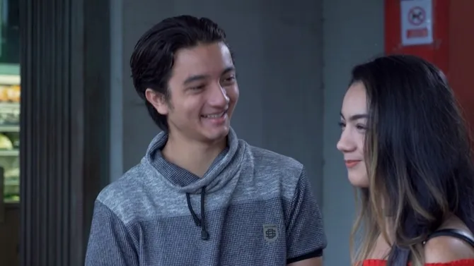 Leon sedang mencari-cari Dara saat ia tak sengaja bertemu dengan Ririn. 