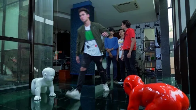 Vino kalah balapan melawan Sandra. Ia diejek habis-habisan oleh Sandra.