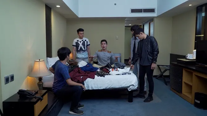 Vino menjual baju-bajunya pada Raka, Hans, dan teman-temannya yang lain.