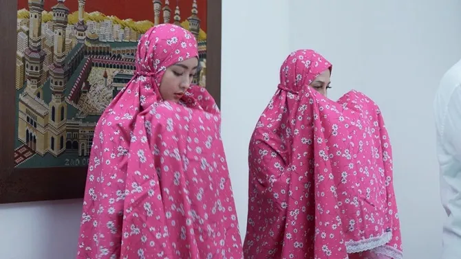 Menyambut Ramadhan, Laras dan keluarga mengawalinya dengan sholat berjamaah.