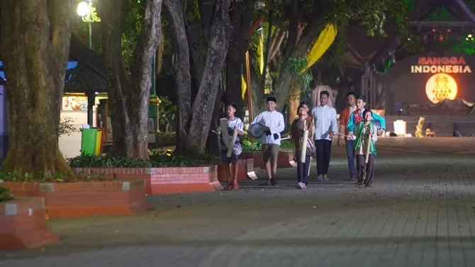 momen awal puasa dirasakan semua orang, termasuk kemeriahan yang terjadi di sekitar rumah Laras.