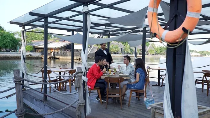 Hari-hari bahagia dilalui Laras dan Vino beserta teman-temannya.