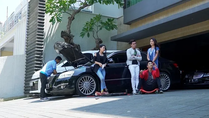 Mereka menunggu Reza yang tak kunjung datang.