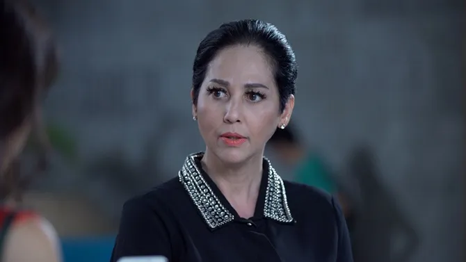 Belum sempat Rani dan Tari berbalik badan, Ningrum sudah mendatangi mereka.