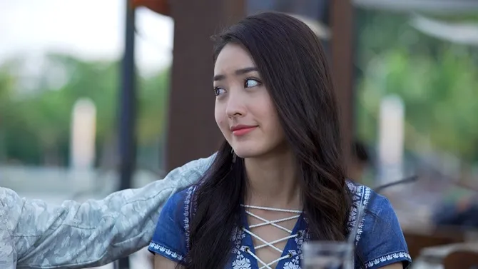 Laras yang sedang berada di luar, ragu untuk masuk sebab melihat ada Rani di dalam.