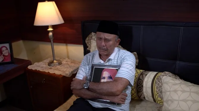 Abah teringat akan istrinya meski ia miliki niat untuk menikahi Bu Ratna.