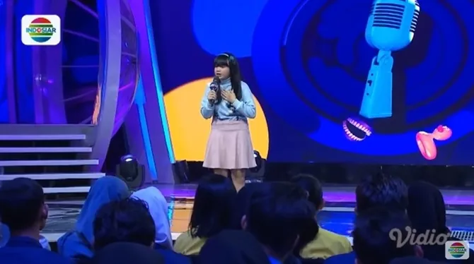 Dengan cerdik Tasya mengolah kisah kelam keluarganya itu jadi materi stand up comedy. 