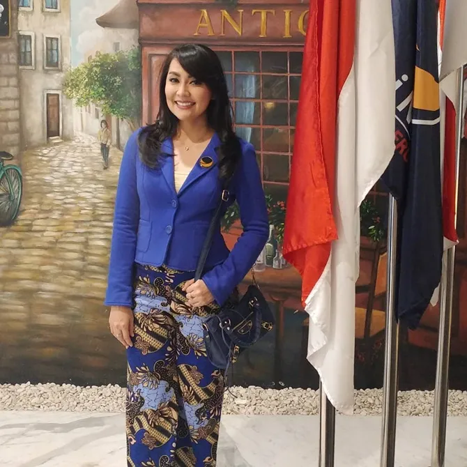 Dengan bekal popularitas, berbondong-bondong artis berpolitik tak terkecuali Tessa Kaunang.